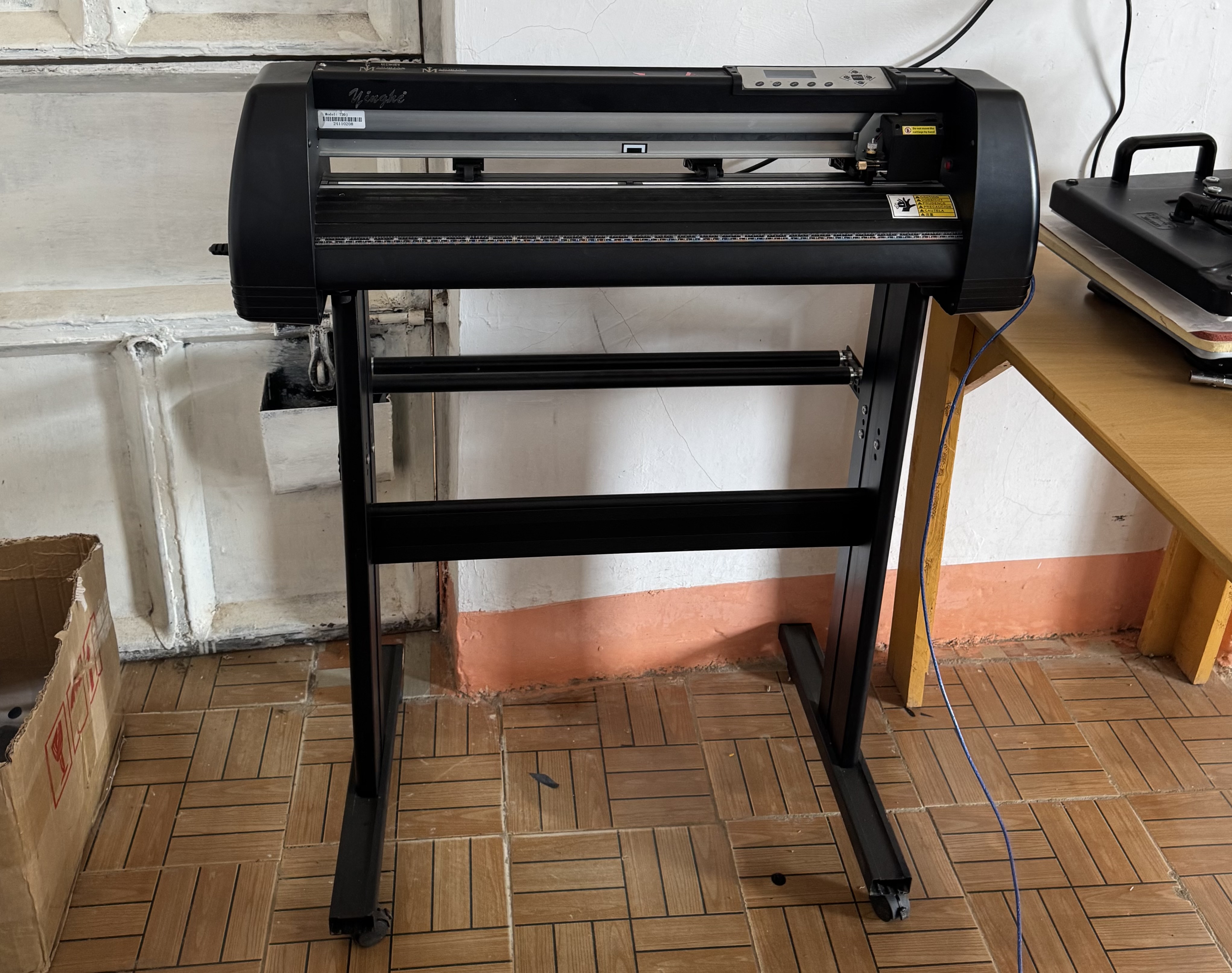 Slightly used Yinghe 2ft Vinyl Cutting Plotter
