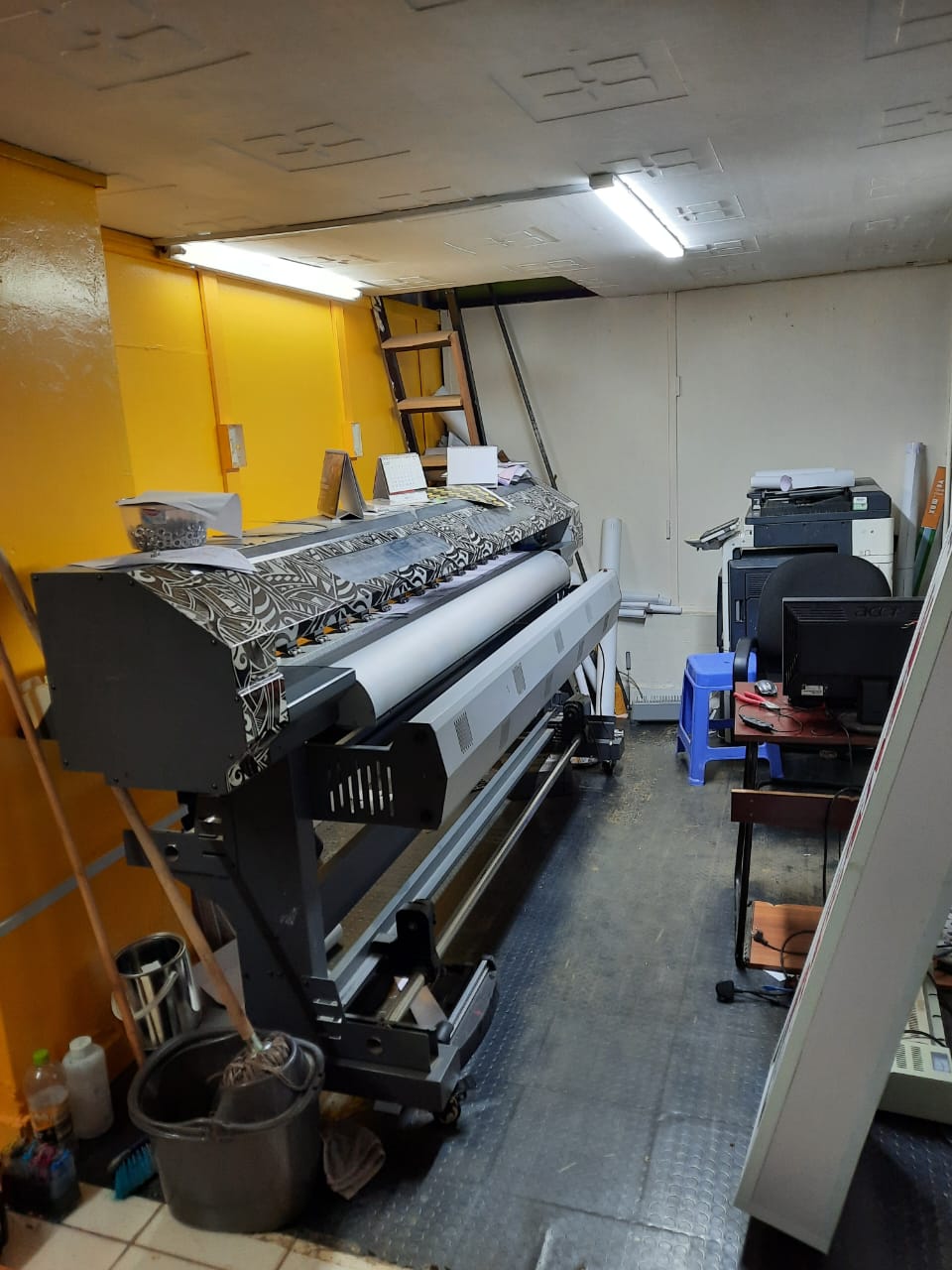 Yinghe slightly used 1.8m Eco-solvent Large Format printer with Epson Xp600 Head